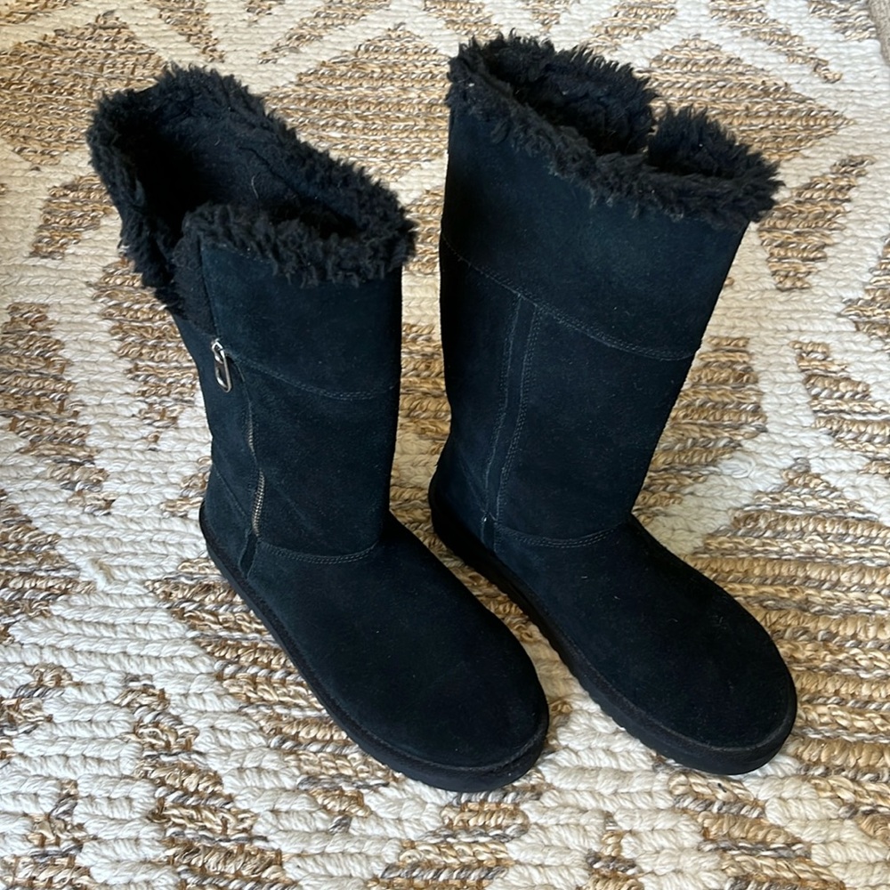 Black cozy UGG boots